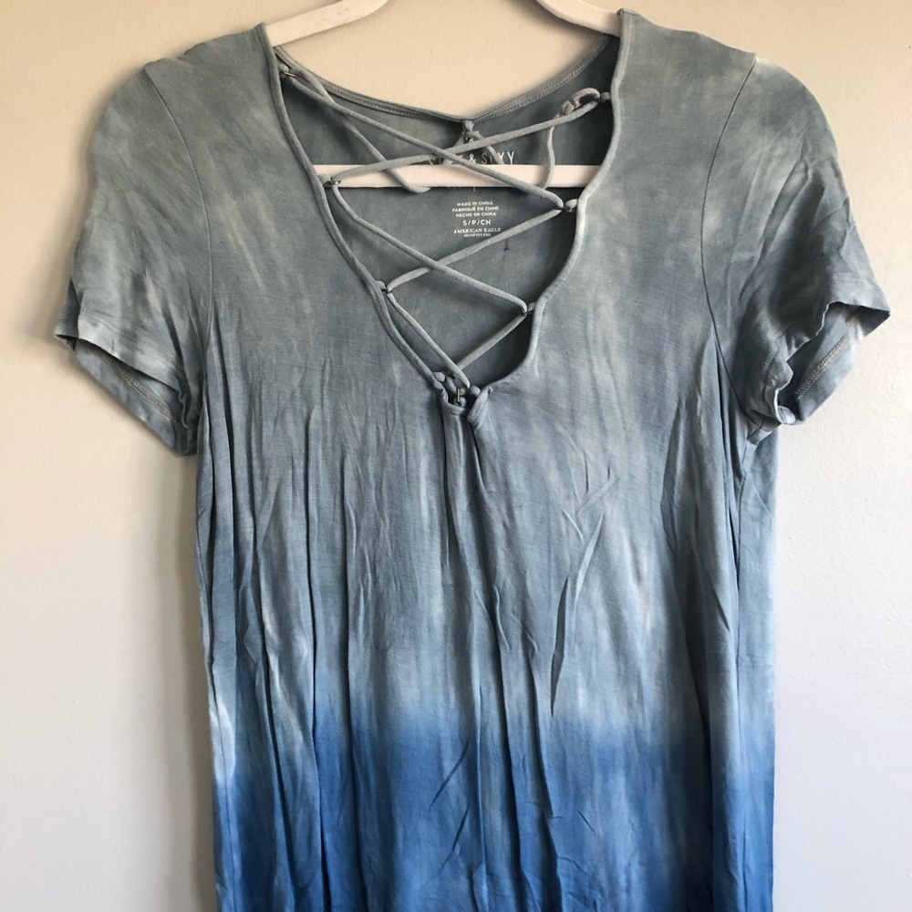 Blue ombré t-shirt with crisscrossing in the front